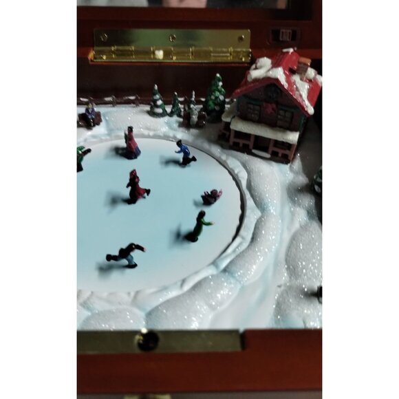 Gold Label Collection Illuminated Music Box With Animated Skaters & 30 Songs - Picture 7 of 13